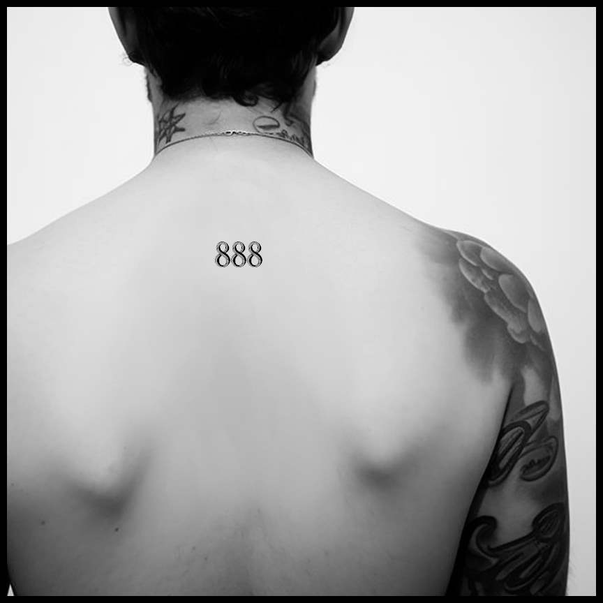 numero 888 in bianco e nero